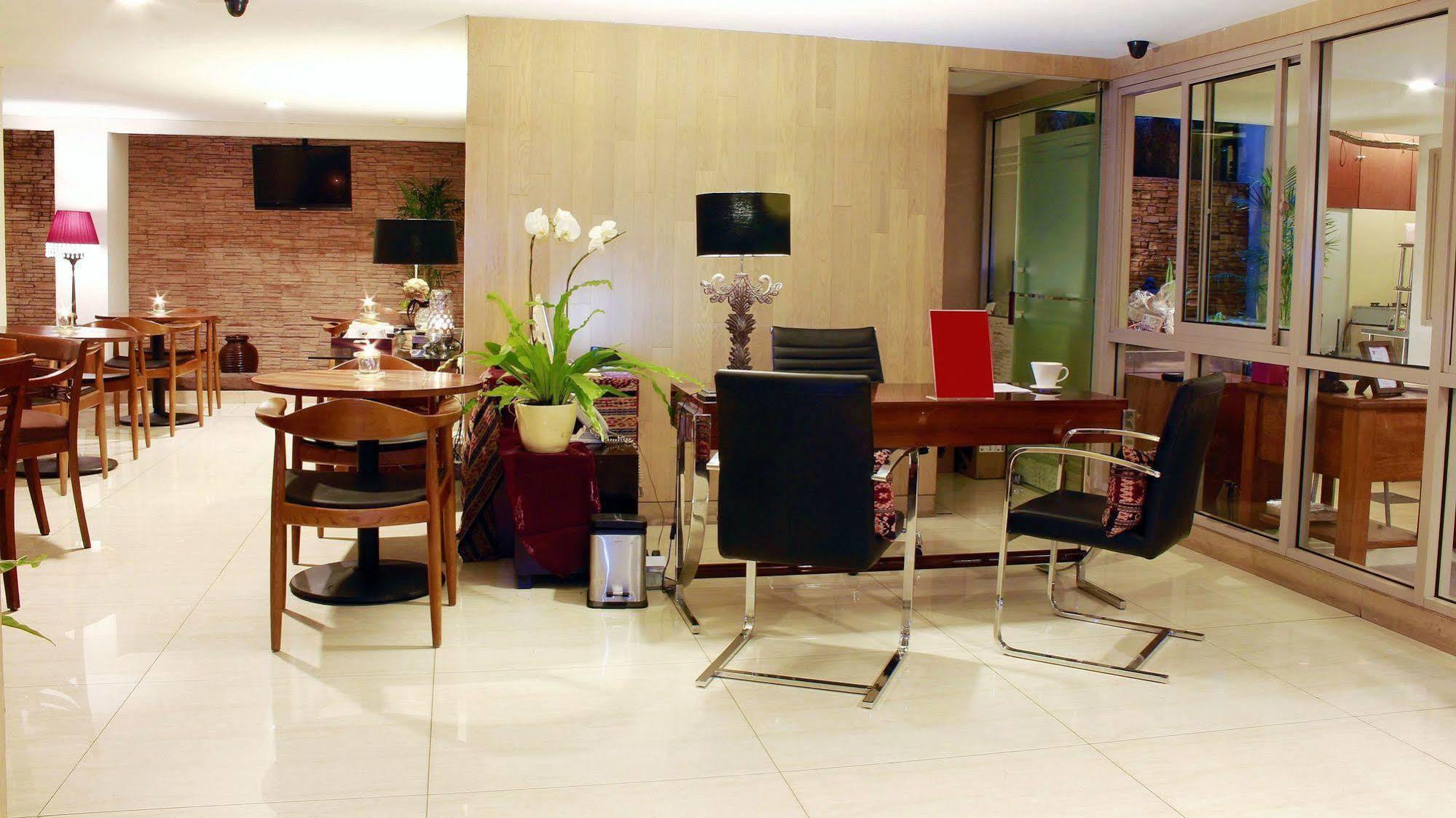 W Home Cikatomas Jakarta Extérieur photo