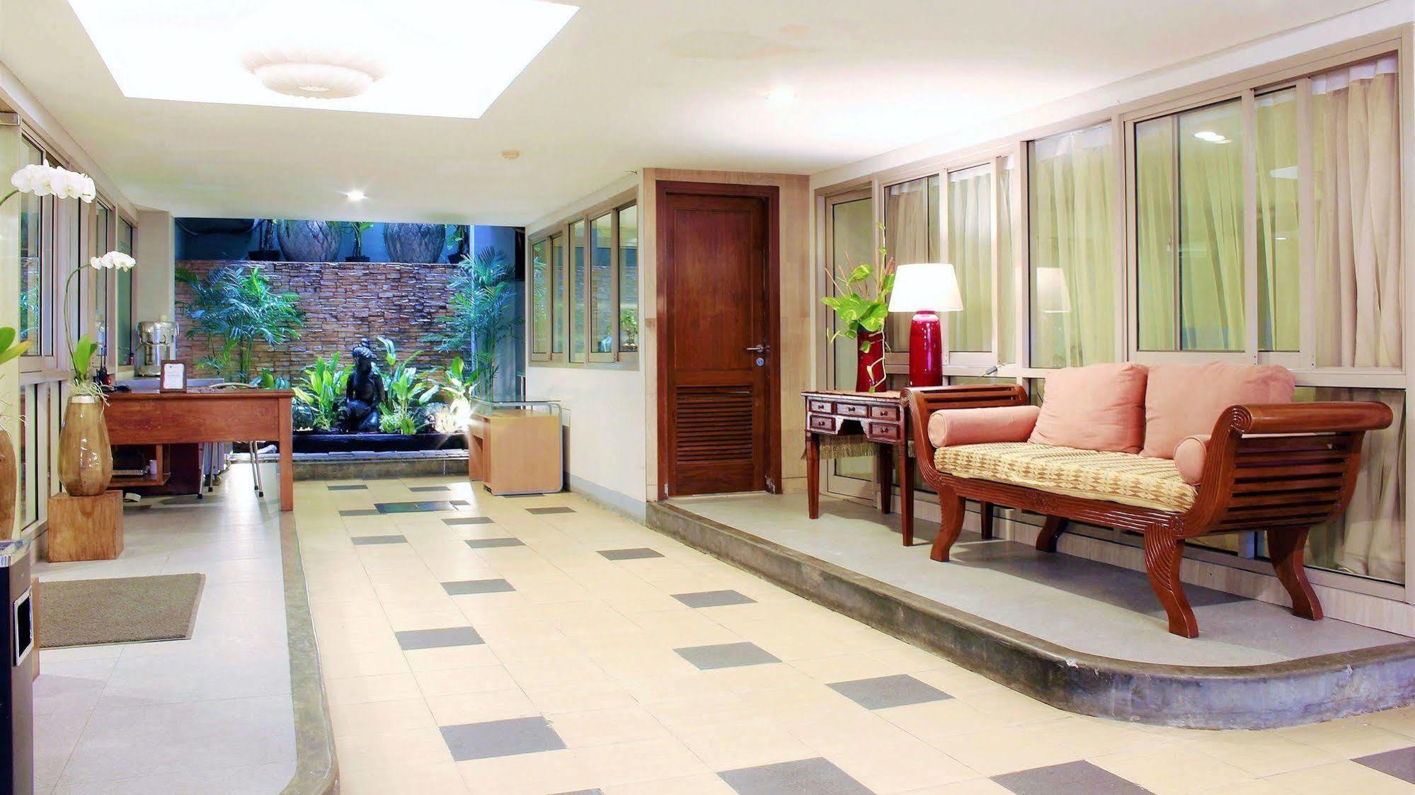 W Home Cikatomas Jakarta Extérieur photo