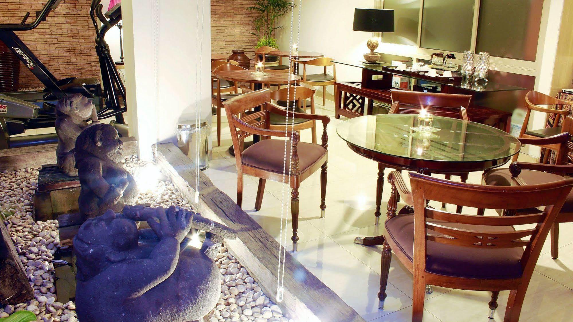 W Home Cikatomas Jakarta Extérieur photo