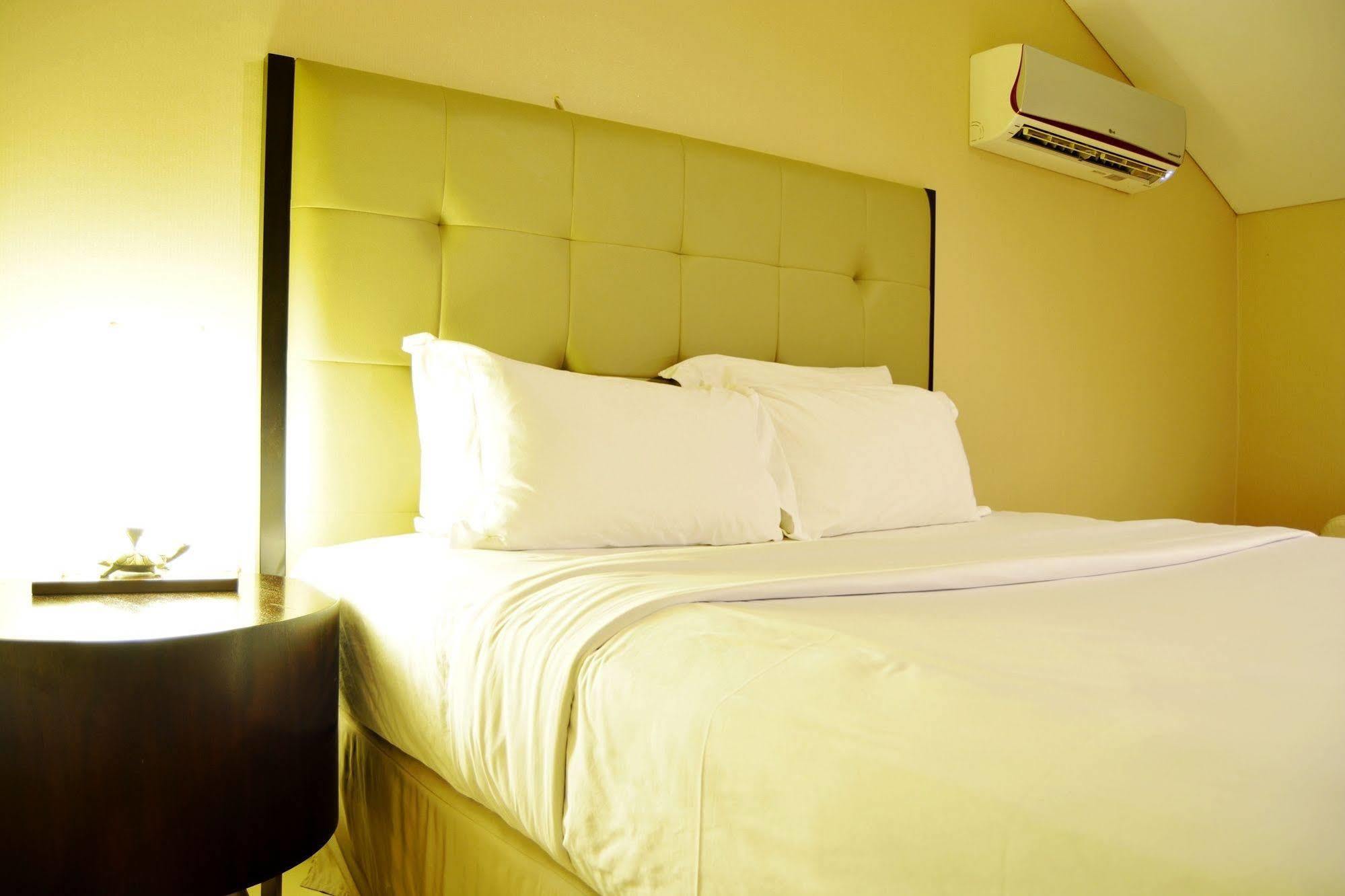 W Home Cikatomas Jakarta Extérieur photo