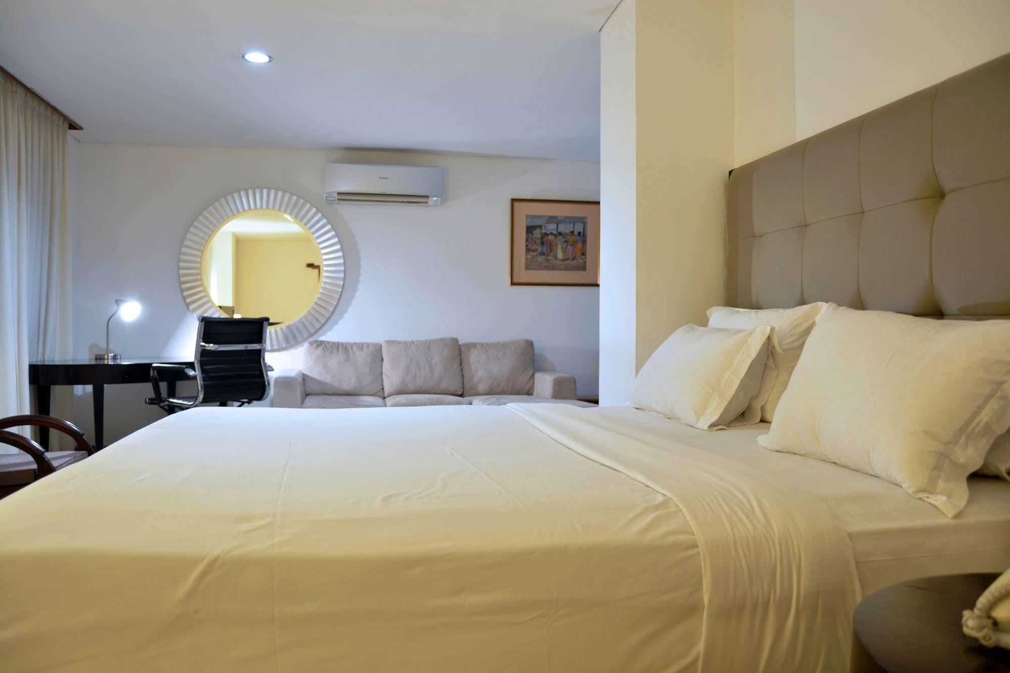 W Home Cikatomas Jakarta Extérieur photo